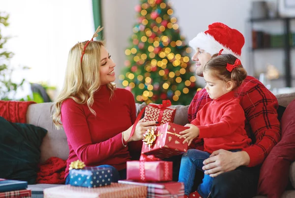 Mutlu Aile Ebeveyn Çocuk Hediyeleri Noel Sabahı Açabilir — Stok fotoğraf