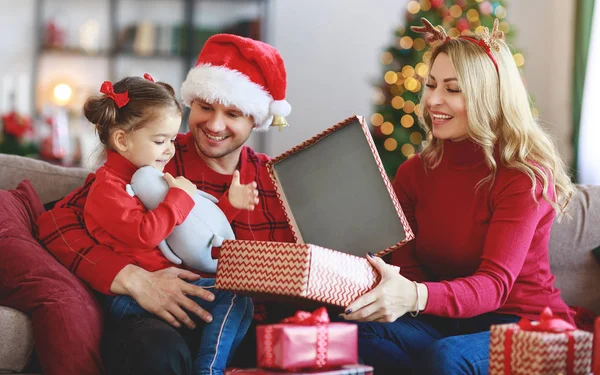 Lyckliga Familjen Föräldrar Och Barn Dotter Öppnar Presenter Juldagsmorgonen — Stockfoto