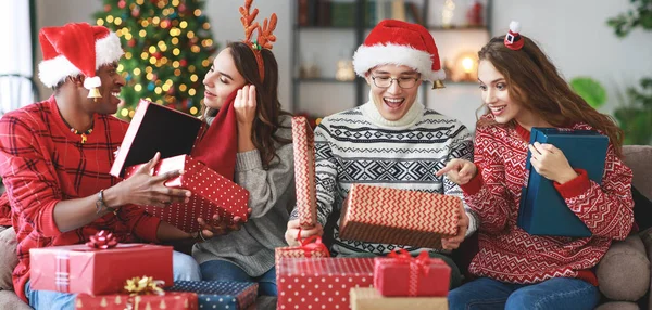 Een Gezelschap Van Gelukkige Vrienden Vieren Kerstmis Nieuw — Stockfoto