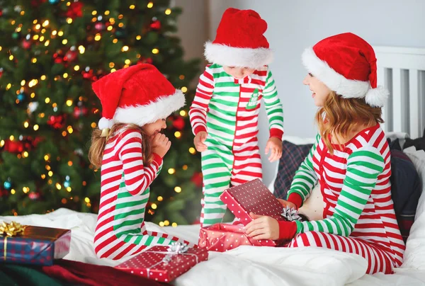 Gelukkige Familie Moeder Kinderen Pyjama Geschenken Openen Kerstochtend Buurt Van — Stockfoto