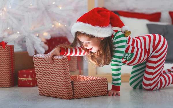 Glückliches Kind Mädchen Pyjama Mit Weihnachtsgeschenken — Stockfoto