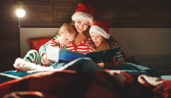 Feliz Navidad Familia Madre Lee Los Niños Libro Antes Acostarse — Foto de Stock