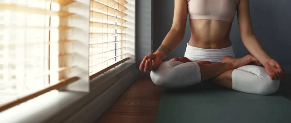 Giovane Donna Pratica Yoga Palestra Dal Windo — Foto Stock