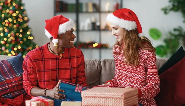 Felice Giovane Coppia Apertura Regali Mattina Natale — Foto Stock