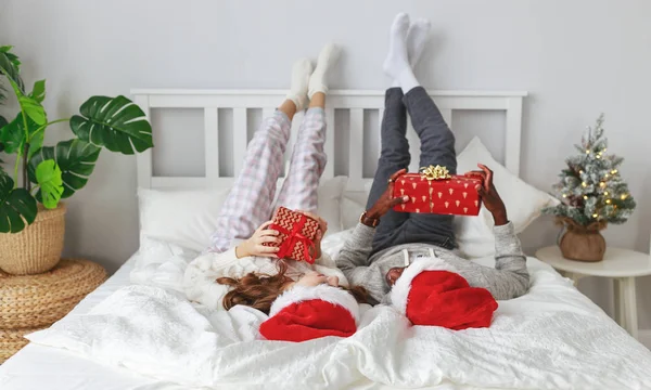 Mutlu Genç Çift Hediyeler Noel Sabahı Aşık Olmak — Stok fotoğraf
