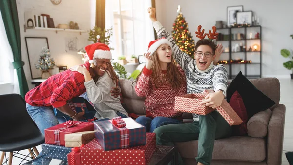 Una Compañía Amigos Felices Celebrando Navidad New Yea — Foto de Stock