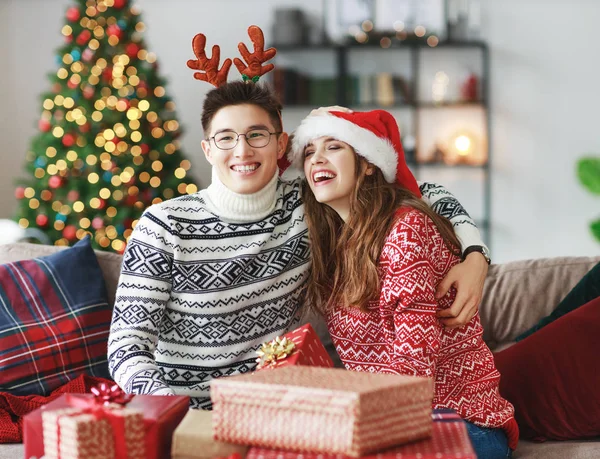 Happy Young Couple Opening Presents Christmas Mornin — Stock Photo, Image