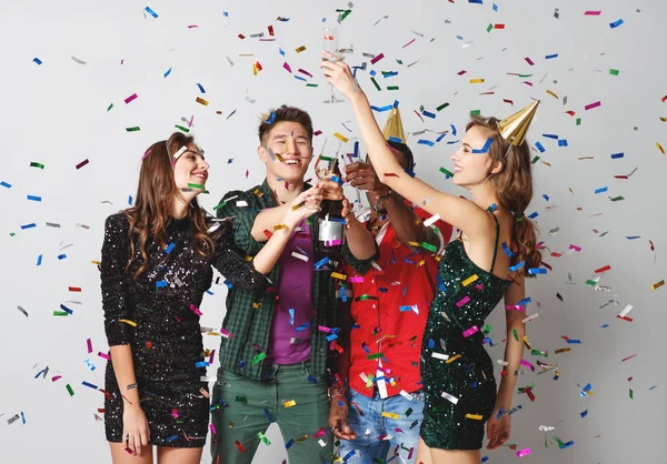 Fiesta Corporativa Amigos Felices Bailando Con Confeti Champagn —  Fotos de Stock