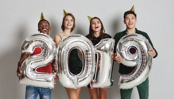 Festa Ano Novo Companhia Amigos Alegres Com Números Ballonss 201 — Fotografia de Stock