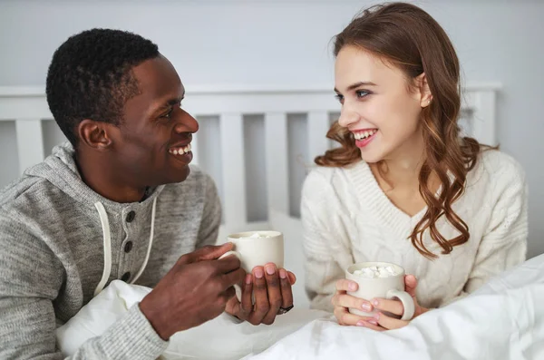 Felice Coppia Amorevole Bere Cacao Una Mattina Inverno Essere — Foto Stock