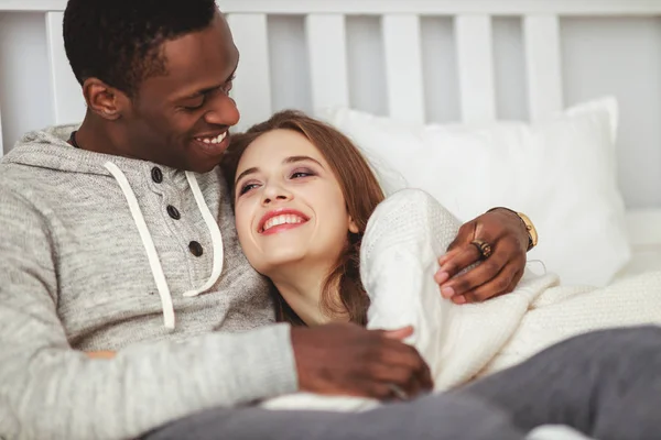 Glückliches Verliebtes Paar Einem Wintermorgen — Stockfoto