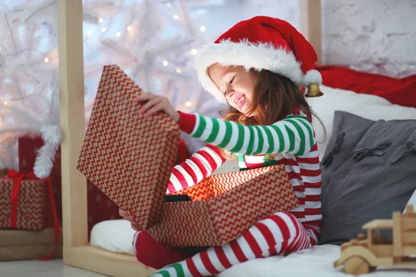 Lyckligt Barn Flicka Pyjamas Med Julklappar — Stockfoto