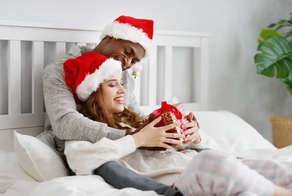 Boldog Fiatal Pár Szerelmes Ajándék Karácsony Reggel Ágyban — Stock Fotó
