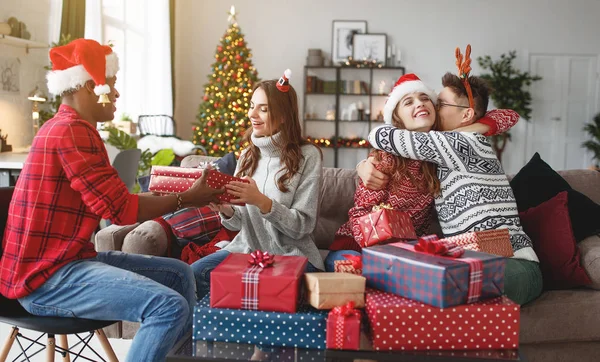 Una Compagnia Amici Felici Che Festeggiano Natale New Yea — Foto Stock