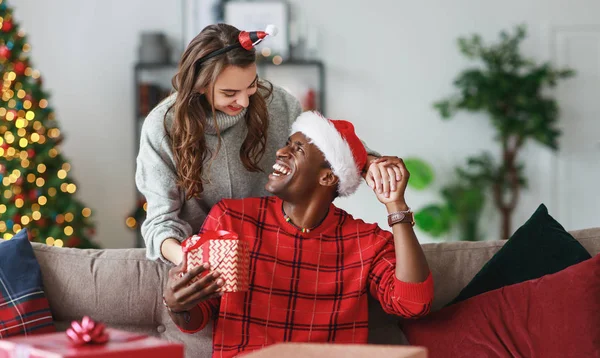 Felice Giovane Coppia Apertura Regali Mattina Natale — Foto Stock