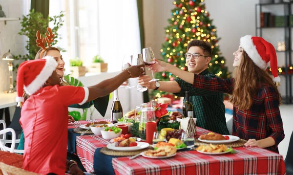 Gezelschap Van Vrolijk Gelukkig Vrienden Vieren Tijdens Kerst Diner — Stockfoto