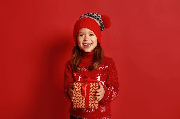 Lyckligt Barn Flicka Med Julklapp Över Röd Bak — Stockfoto