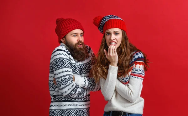 Feliz Casal Alegre Homem Mulher Chapéus Natal Backgroun Vermelho — Fotografia de Stock