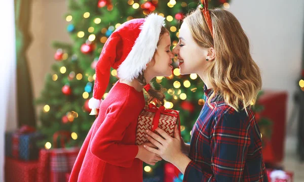 Felice Famiglia Madre Figlia Bambino Regali Aperti Mattina Natale — Foto Stock