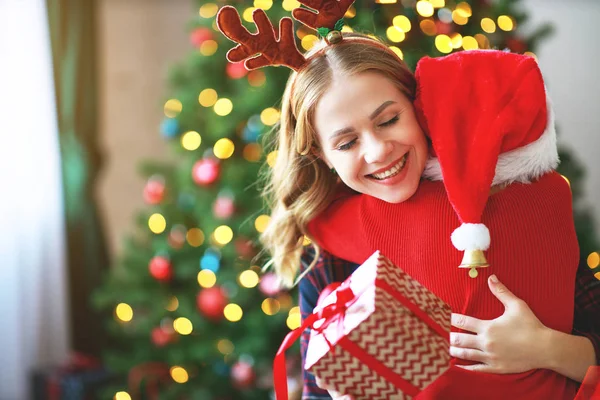 Feliz Familia Madre Hija Abren Regalos Mañana Navidad — Foto de Stock