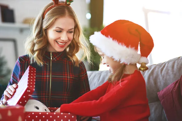 Lyckliga Familjen Mor Och Barn Dotter Öppet Presenterar Jul Godmorgon — Stockfoto