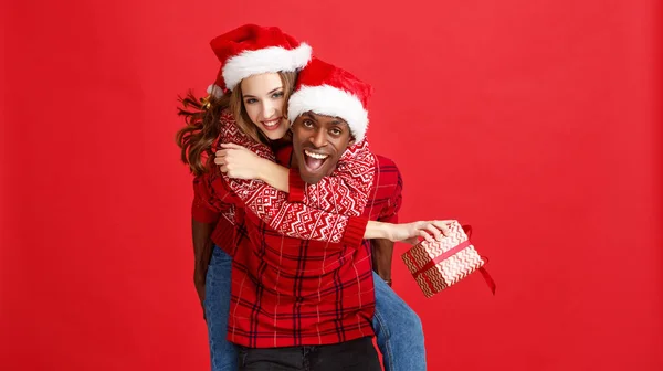 Счастливая Веселая Пара Черный Мужчина Белая Женщина Рождественских Шляпах Красной — стоковое фото