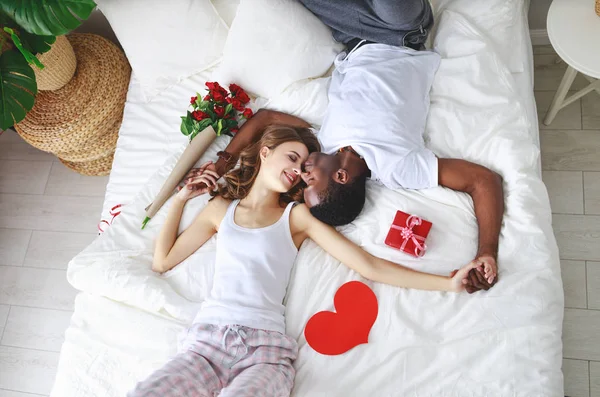 Valentinstag Glückliches Paar Das Sich Blumen Verliebt — Stockfoto