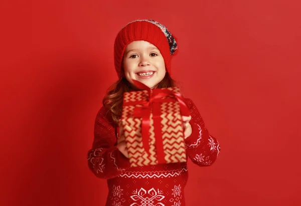 Glückliches Kind Mädchen Mit Weihnachtsgeschenk Auf Rotem Hintergrund — Stockfoto