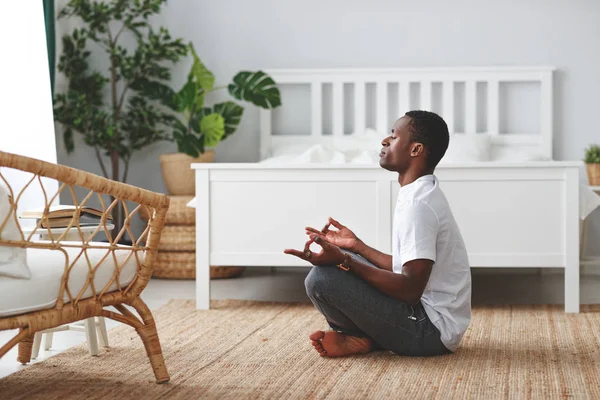 Joven Negro Haciendo Yoga Sentado Posición Loto Casa Bedroo — Foto de Stock