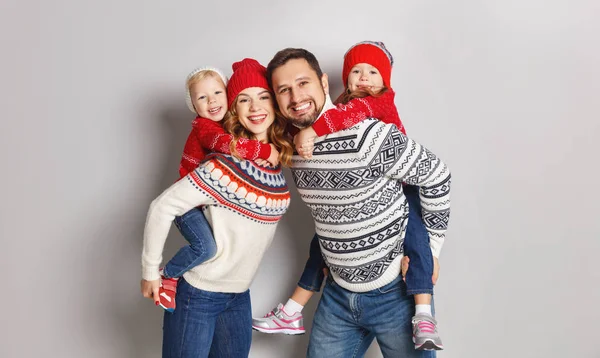 Mãe Família Feliz Pai Filhos Inverno Chapéus Malha Camisolas Backgroun — Fotografia de Stock