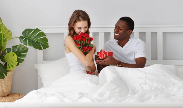 День Святого Валентина Щаслива Пара Закоханий Червоний Гертом Квіти Бути — стокове фото
