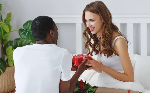情人节 幸福的夫妇在爱红色的工具和鲜花在 — 图库照片