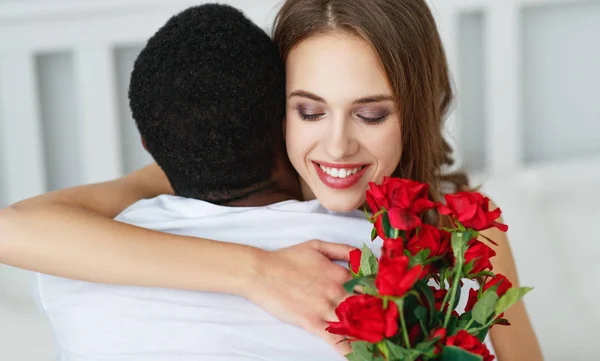 Saint Valentin Heureux Couple Amour Avec Hert Rouge Fleurs Être — Photo