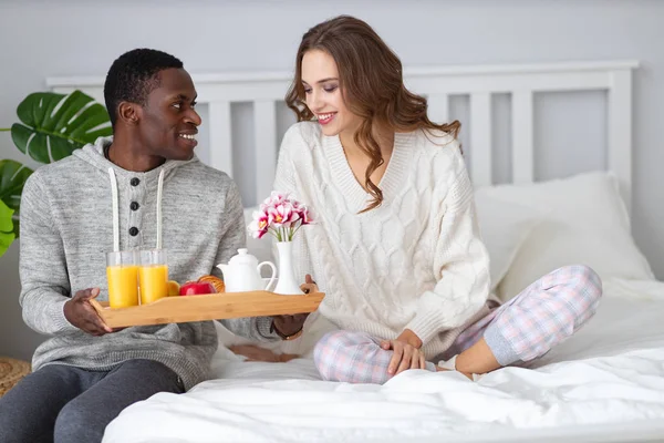 Щаслива Любляча Пара Сніданком Ліжку Валентинках — стокове фото