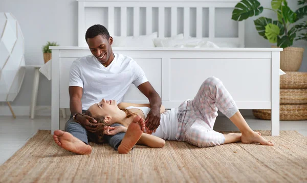 Feliz Pareja Enamorada Una Mañana Invierno Ser — Foto de Stock