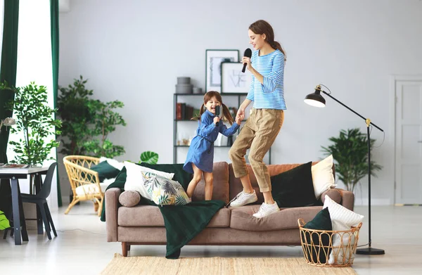 Glückliche Familienmutter Und Tochter Spielen Hause Und Singen Mit Kämmen — Stockfoto