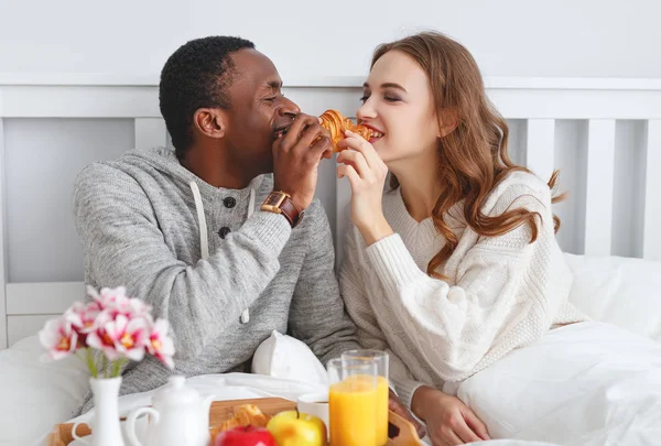 Glückliches Liebespaar Mit Frühstück Bett Valentinstag — Stockfoto