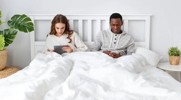 Gelukkige Paar Met Computer Tablet Smartphone Een Winterochtend Worden — Stockfoto