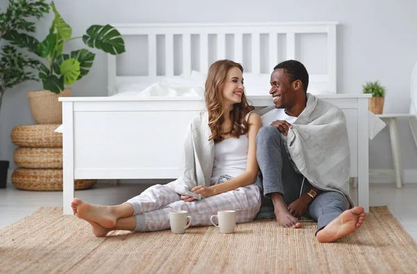 Feliz Pareja Amorosa Beber Cacao Una Mañana Invierno Ser — Foto de Stock