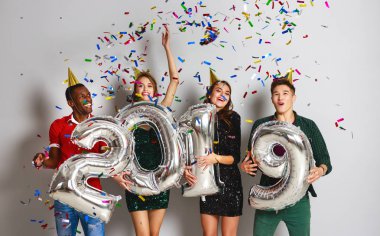 Yeni yıl partisi. ballonss numaraları 201 ile neşeli arkadaş şirket