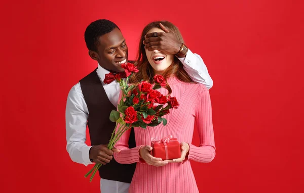 Valentine Day Concept Happy Young Couple Heart Flowers Gift Red — Stock Photo, Image