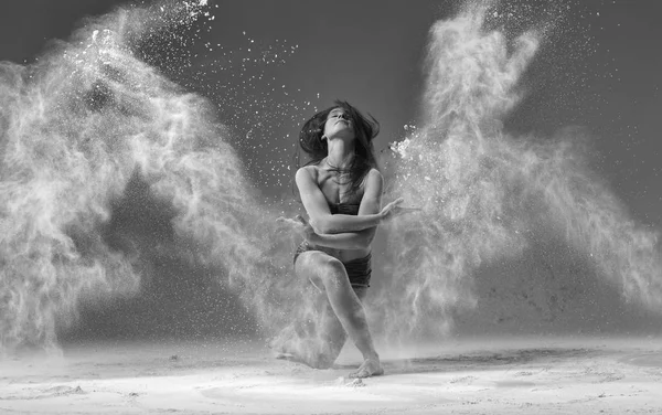 小麦粉モノクロとジャンプのバレエ ダンサー — ストック写真