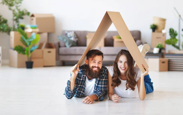 Ein Glückliches Junges Ehepaar Zieht Neue Wohnungen — Stockfoto