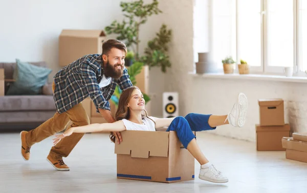Ein Glückliches Junges Ehepaar Zieht Neue Wohnungen — Stockfoto