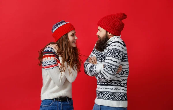 Heureux Joyeux Couple Homme Femme Dans Chapeaux Noël Sur Fond — Photo