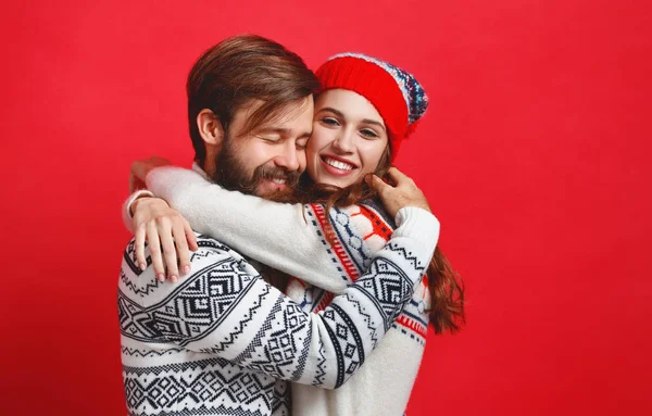 Felice Allegra Coppia Uomo Donna Cappelli Natale Sul Backgroun Rosso — Foto Stock