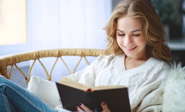 Gelukkig Jonge Vrouw Lezen Van Een Boek Door Raam Winter — Stockfoto