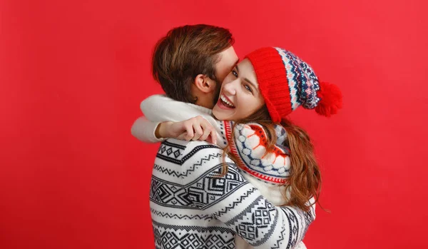 Mutlu Çift Erkek Kadın Noel Şapka Kırmızı Adam Üzerinde — Stok fotoğraf