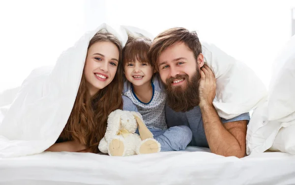幸福的家庭母亲 父亲和父亲的孩子的女儿在 — 图库照片
