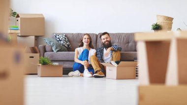 mutlu genç bir çift yeni apartmen gider evli
